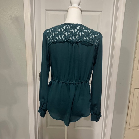 Green Long Sleeve Blouse with Floral Lace Detail - Elegant Ladies Top - Picture 3 of 6